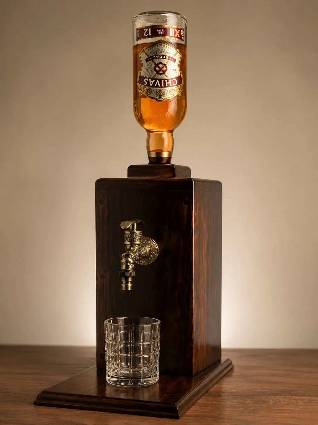Dispensador de licor en madera con llave de latón